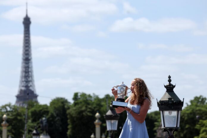 La tenista rusa Mirra Andreeva posa en París con la copa un día después de ganar Roland Garros. EFE/EPA/XAVIER GALIANA / POOL 
MAXPPP OUT
