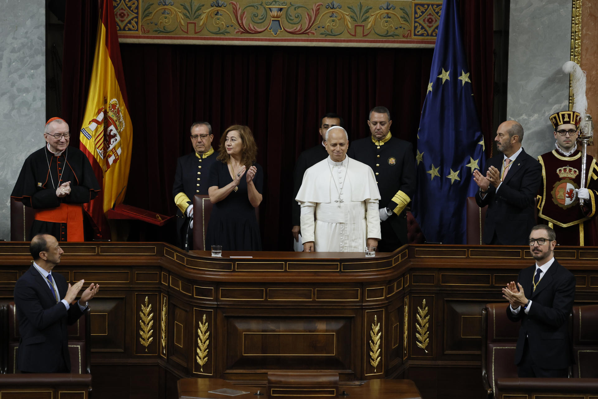 La presidenta del Congreso, Francina Armengol, aplaude al papa León XIV que pronuncia este lunes en el Congreso de los Diputados un esperado e histórico discurso durante su visita a España. EFE/Ballesteros POOL
