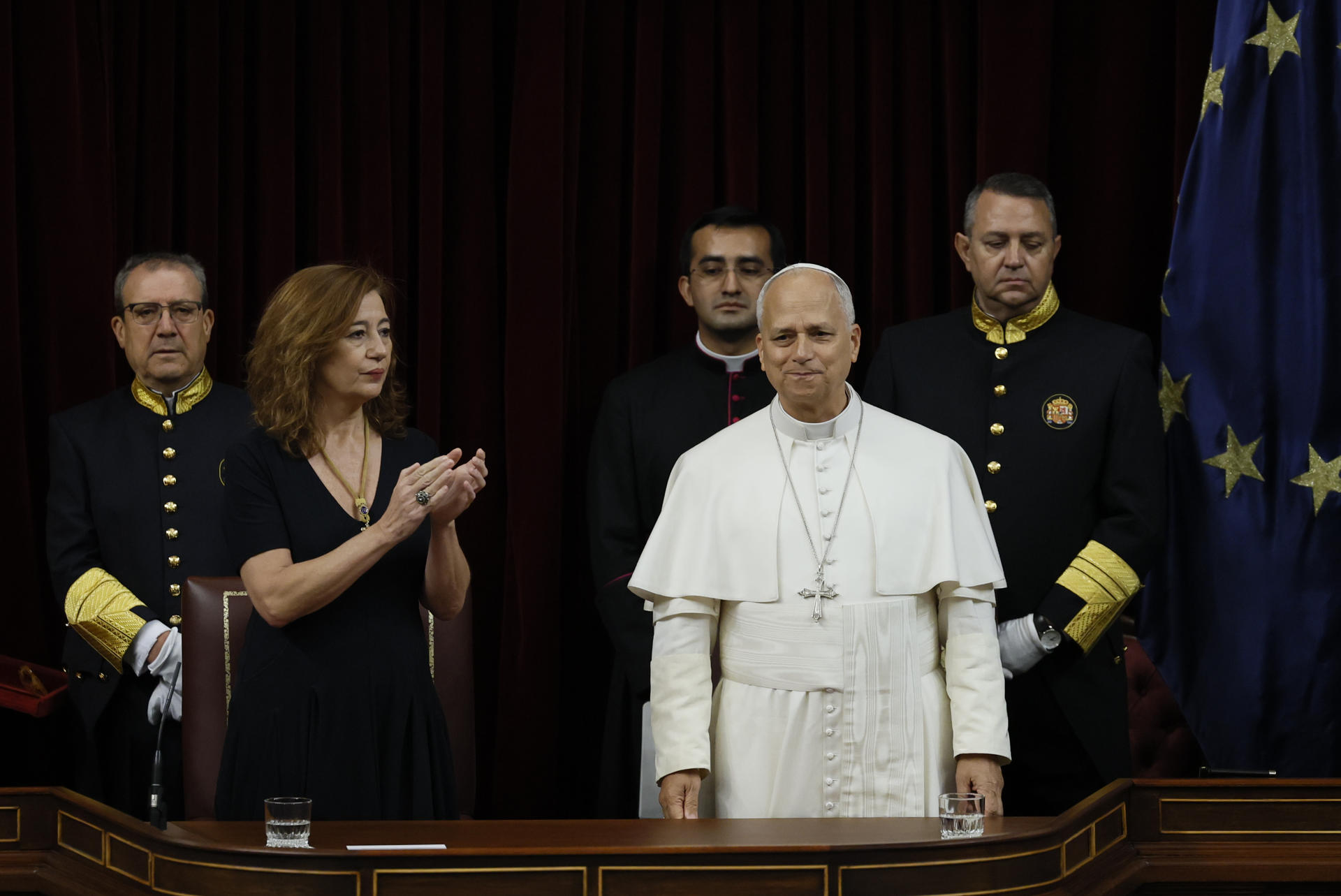 El papa León XIV, junto a la presidenta del Congreso, Francina Armengol, pronuncia este lunes en el hemiciclo del Congreso de los Diputados un esperado e histórico discurso durante su visita a España. EFE/Ballesteros POOL
