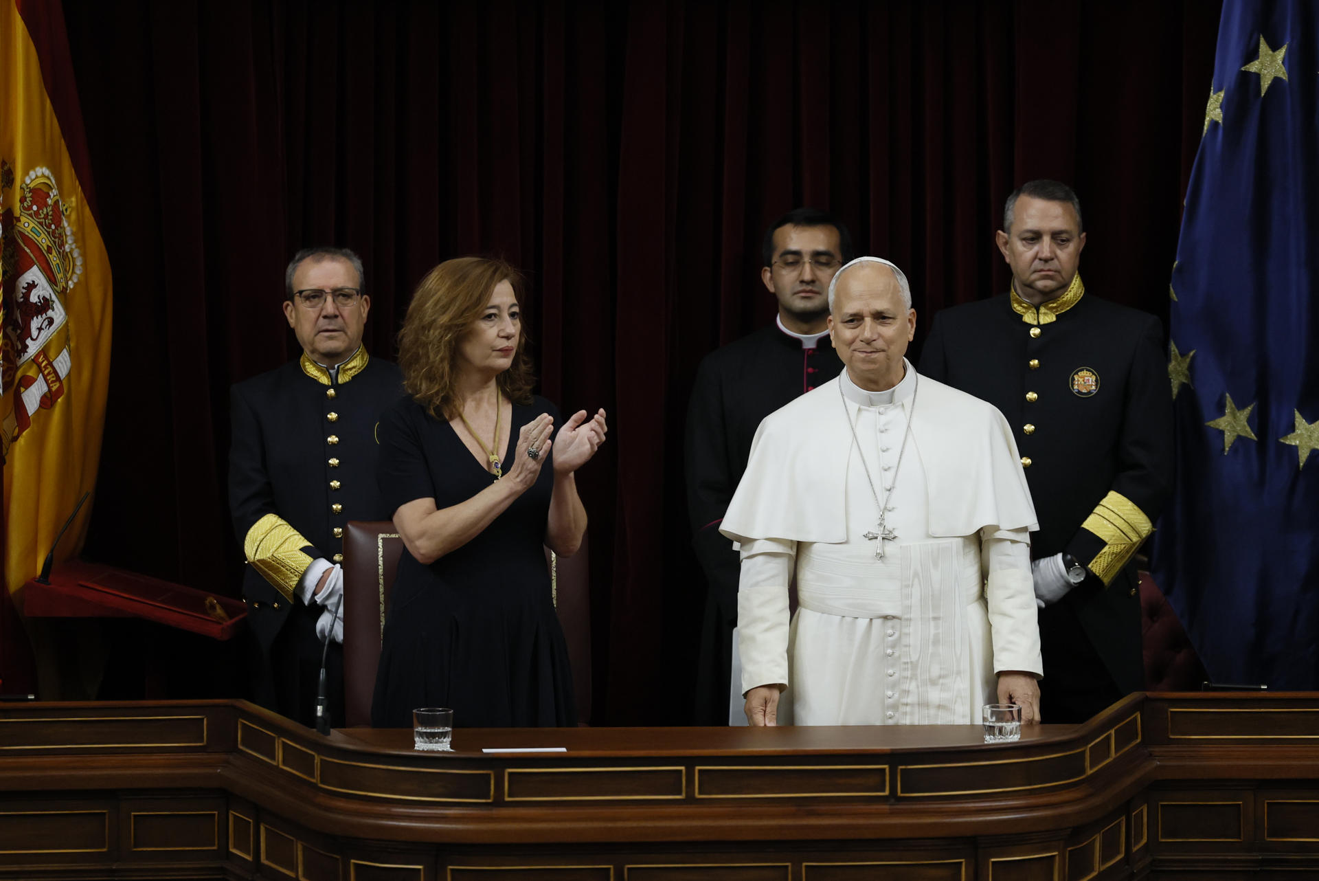 La presidenta del Congreso, Francina Armengol, aplaude al papa León XIV que pronuncia este lunes en el hemiciclo del Congreso de los Diputados un esperado e histórico discurso durante su visita a España. EFE/Ballesteros POOL
