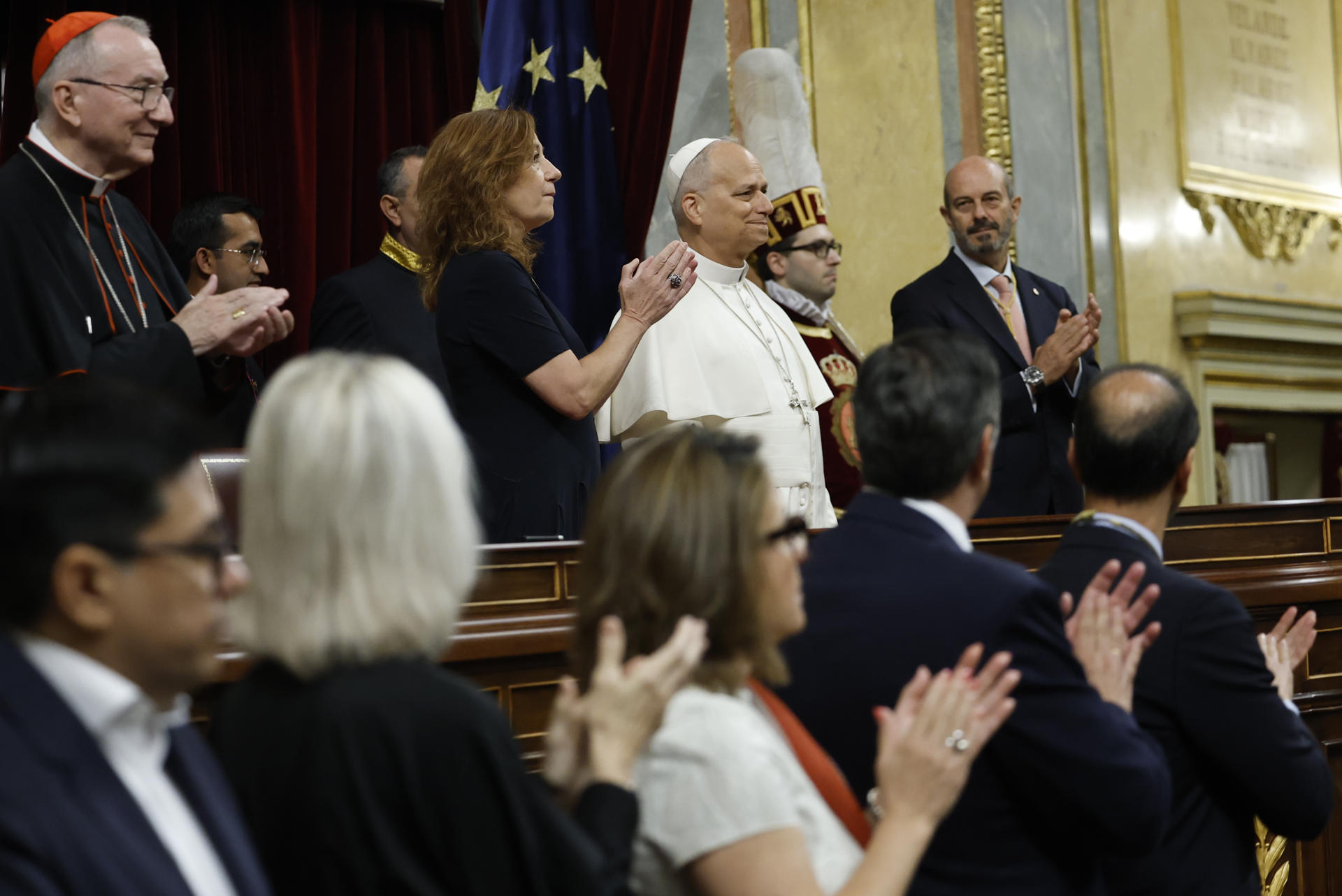 La presidenta del Congreso, Francina Armengol, aplaude al papa León XIV que pronuncia este lunes en el hemiciclo del Congreso de los Diputados un esperado e histórico discurso durante su visita a España. EFE/Chema Moya
