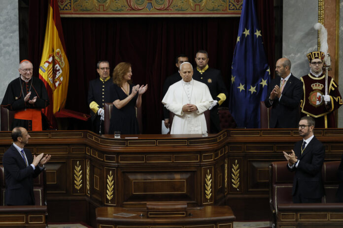 El papa León XIV pronuncia este lunes en el hemiciclo del Congreso de los Diputados un esperado e histórico discurso durante su visita a España. EFE/Ballesteros POOL
