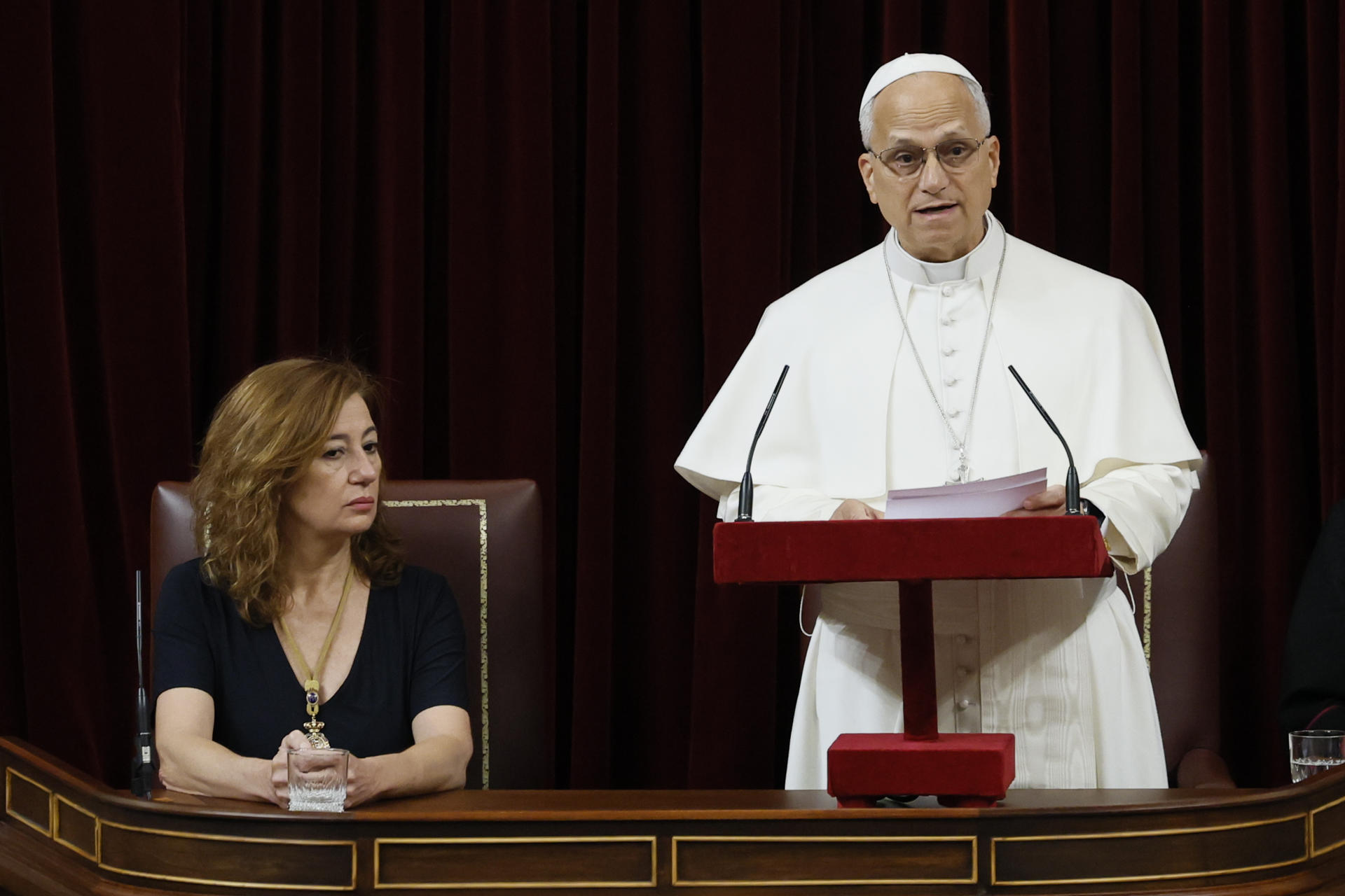 El papa León XIV pronuncia este lunes en el hemiciclo del Congreso de los Diputados un esperado e histórico discurso durante su visita a España. EFE/Ballesteros POOL
