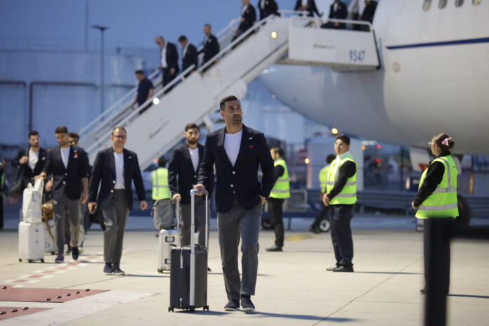 Imagen de los jugadores de la selección iraní de fútbol a su llegada al Aeropuerto Internacional de Tijuana, México. EFE/Joebeth Terriquez
////////// Players from the Iranian national soccer team disembark from the plane upon their arrival at Tijuana International Airport, Mexico, 07 June 2026. The Iranian team arrived in the early hours of the morning in the Mexican city of Tijuana, where it will set up its base of operations ahead of its World Cup matches to be held in the United States, amid logistical and diplomatic obstacles from Washington. EFE/Joebeth Terriquez
