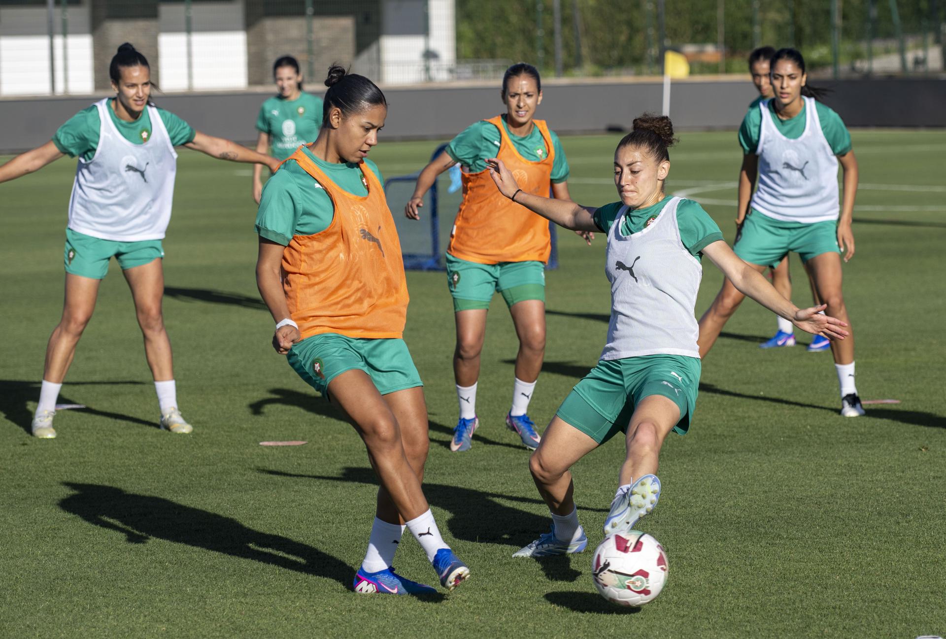La jugadora marroquí Ghizlane Chebbak (C-I), y Elodie Nakkach (C-D) participan en una sesión de entrenamiento como preparación para la Copa de África de Naciones Femenina en el Estadio de Fútbol Mohammed VI en Sale, Marruecos. EFE/EPA/JALAL MORCHIDI
 
//////////
 
SALE (Morocco), 08/06/2026.- Morocco's player Ghizlane Chebbak (C-L), and Elodie Nakkach (C-R) take part in a training session in preparation for the Women's Africa Cup of Nations at the Mohammed VI Football Stadium in Sale, Morocco, 05 June 2026 (issued 08 June 2026). The Moroccan national team will play a friendly match against New Zealand on 09 June.
**EMBARGOED UNTIL 12:30 PM CEST 08 June 2026 (11:30 AM in Morocco Time 08 June 2026) ** (Futbol, Amistoso, Marruecos, Nueva Zelanda) EFE/EPA/JALAL MORCHIDI
