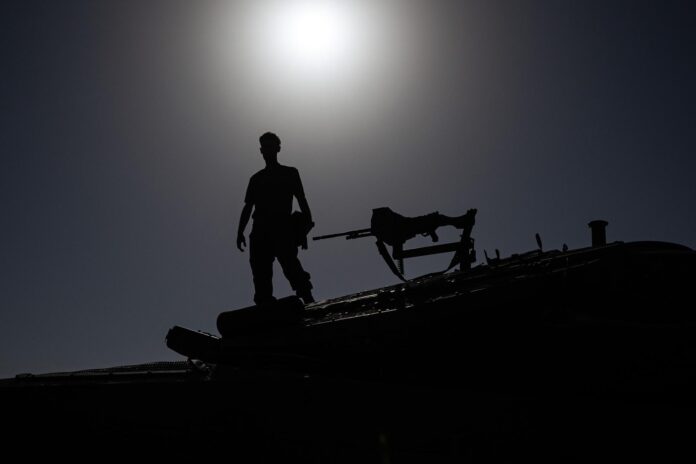 Imagen de archivo de un soldado israelí sobre un tanque de batalla en la frontera con la Franja de Gaza. EFE/EPA/CHRISTOPHE PETIT TESSON
