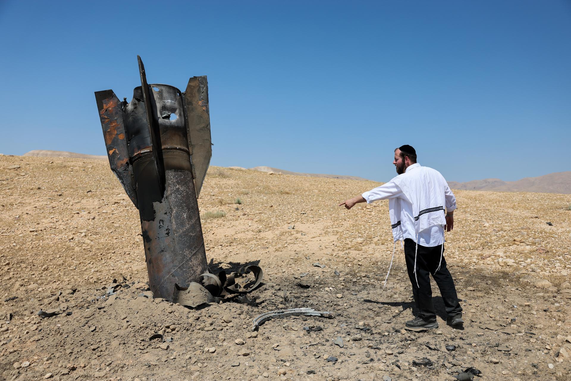 Un judío ultraortodoxo observa los restos de un misil balístico iraní que aterrizó en un campo abierto junto al asentamiento de Cisjordania de Mevo'ot Yericho en el Valle del Jordán, este lunes 8 de junio de 2026. Irán lanzó misiles contra Israel en represalia por un ataque israelí anterior en el suburbio meridional de Beirut. (Jordania) EFE/EPA/ABIR SULTAN