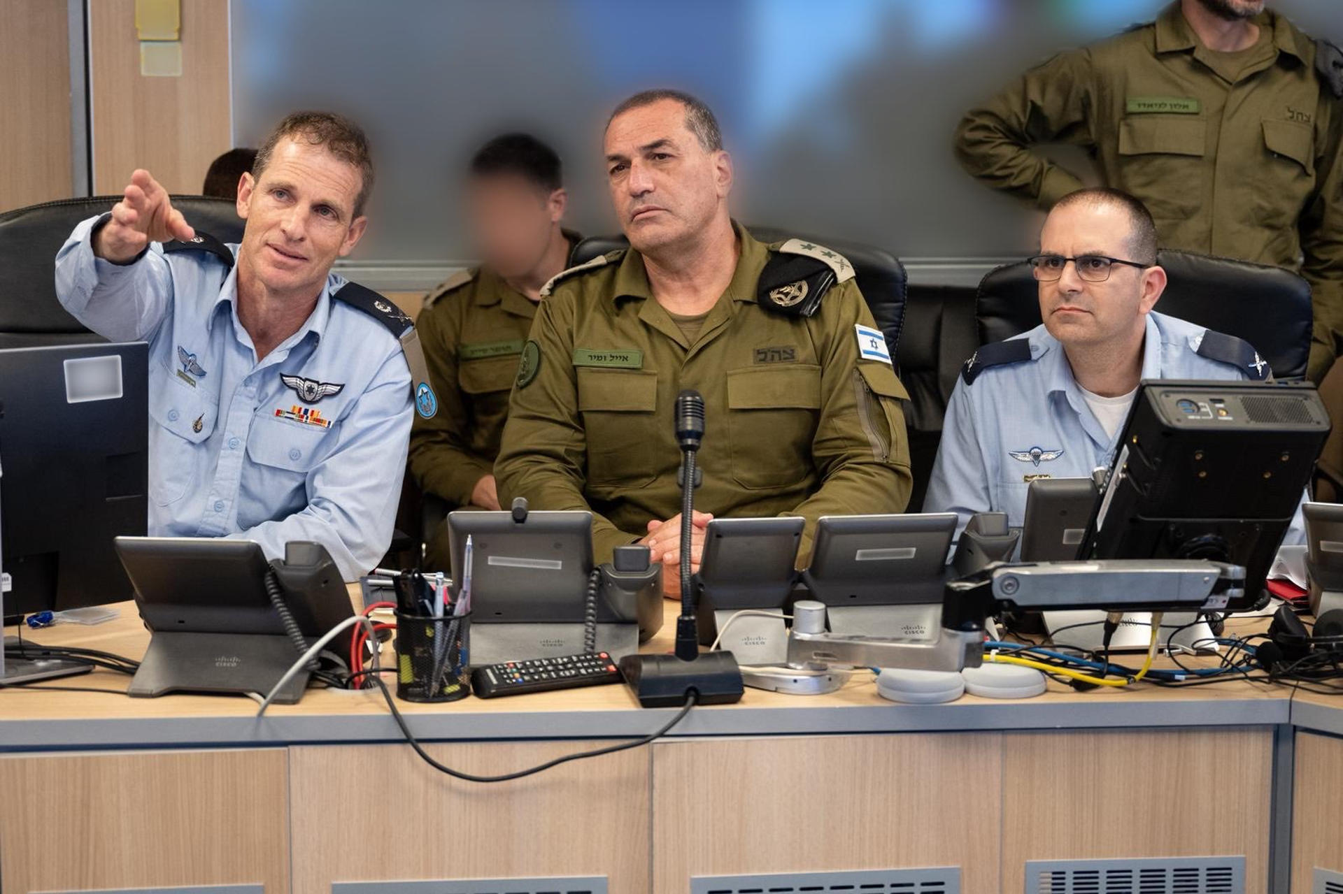 El jefe del Estado Mayor de las Fuerzas de Defensa de Israel y los comandantes superiores del ejército dirigen desde la sala de mando de la Fuerza Aérea las operaciones en Irán. El Ejército israelí afirmó este lunes que decenas de sus cazas llevaron a cabo un ataque a gran escala contra sistemas de defensa antiáerea iraníes en varios puntos del centro y el oeste del país persa. EFE/ IDF - SOLO USO EDITORIAL/SOLO DISPONIBLE PARA ILUSTRAR LA NOTICIA QUE ACOMPAÑA (CRÉDITO OBLIGATORIO) -