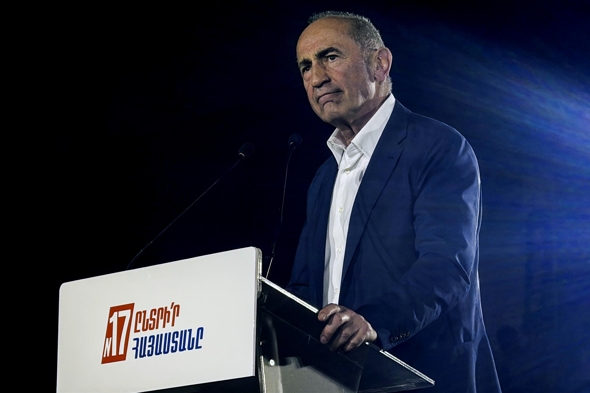 El candidato opositor armenio Robert Kocharián durante el acto de cierre de campaña este viernes, en Ereván (Armenia). El primer ministro de Armenia, Nikol Pashinián, cerró este viernes con un multitudinario mitin la campaña electoral más tensa que se recuerda en la corta historia del país caucásico, debido a las presiones de Rusia, que se opone tanto a su reelección como a su acercamiento a la Unión Europea (UE). Durante el acto en la Plaza de la República, el último antes de las legislativas del próximo domingo, un exaltado Pashinián llamó a los armenios a "poner de rodillas" al que llamó a su formación 'partido de la guerra' y a aquellos que trabajan para potencias extranjeras y oligarcas. EFE/ Beatriz Arslanián
