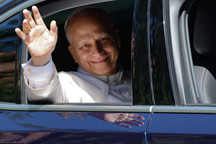 El papa León XIV saluda desde el coche a su llegada a la sede de la Conferencia Episcopal Española en Madrid donde tiene previsto reunirse con los obispos, este lunes, durante su visita a España. EFE/ Sergio Pérez
