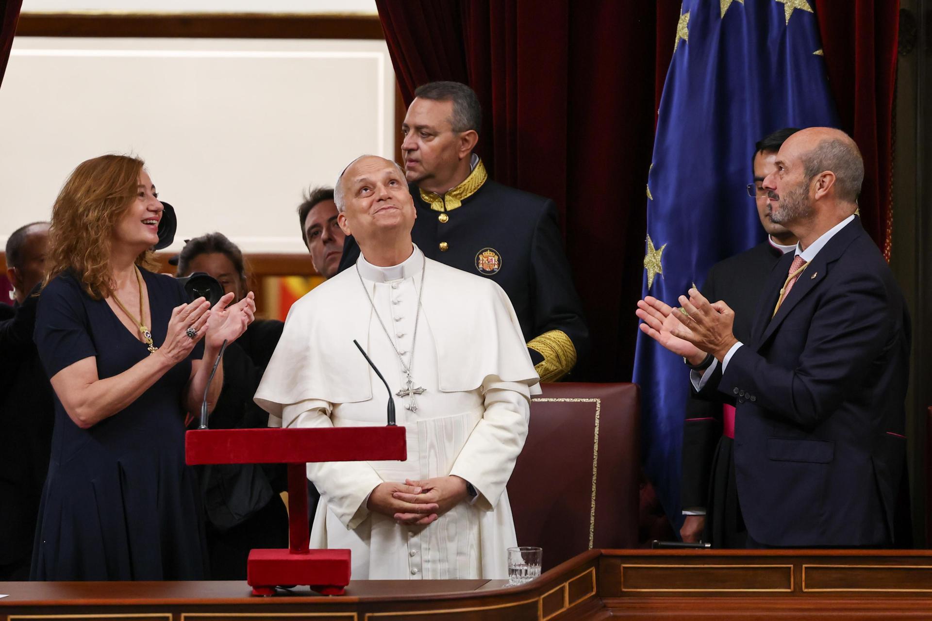 El Papa Leo XIV reacciona al final de su discurso, aplaudido por Francina Armengol, Presidenta del Congreso de los Diputados de España (i) y Pedro Rollán, Presidente del Senado (d) en el Parlamento español en Madrid, España, 08 de junio de 2026. El Papa Leo XIV realiza una visita oficial de seis días a España del 06 al 12 de junio de 2026, con paradas en Madrid, Barcelona y las Islas Canarias. (Papa, España) EFE/EPA/Yara Nardi / POOL
