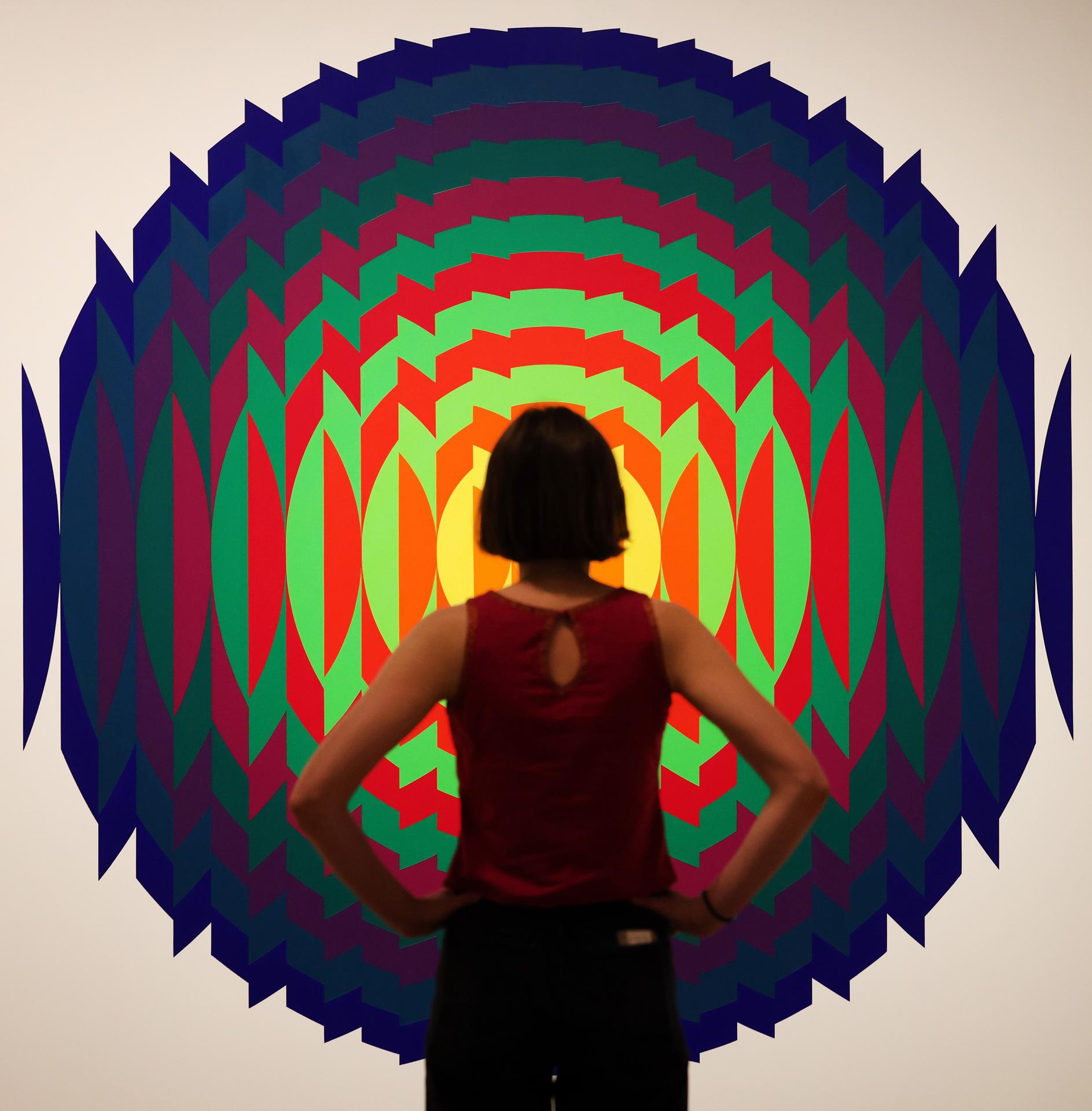 - Un miembro del personal de la Tate Modern observa una obra de arte titulada 'Series 14-14 Permuted' durante la vista previa para la prensa de la exposición del artista argentino Julio Le Parc en la Tate Modern de Londres, Gran Bretaña, 08 de junio de 2026. La Tate Modern expone una muestra de obras de Julio Le Parc que abarcan una carrera de 70 años, incluyendo instalaciones interactivas, esculturas de luz y pinturas abstractas geométricas. La exposición se abre al público el 11 de junio y permanecerá abierta hasta el 03 de mayo de 2027. (Reino Unido, Londres) EFE/EPA/ANDY RAIN
