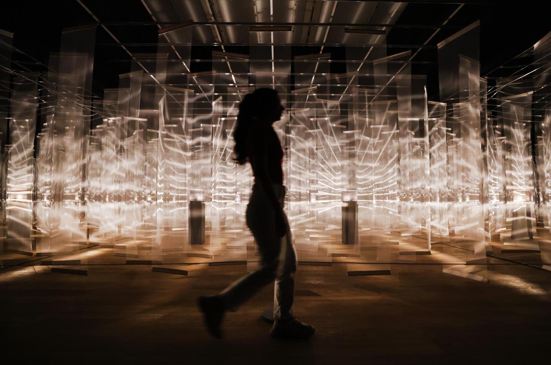 Un miembro del personal de la Tate Modern pasa junto a la instalación titulada 'Luz Vibrante' durante la vista previa para la prensa de la artista argentina Julio Le Parc en la Tate Modern de Londres, Gran Bretaña, el 08 de junio de 2026. La Tate Modern exhibe una muestra de obras de Julio Le Parc que abarcan una carrera de 70 años, incluyendo instalaciones interactivas, esculturas de luz y pinturas abstractas geométricas. La exposición se abre al público el 11 de junio y estará abierta hasta el 03 de mayo de 2027. (Reino Unido, Londres) EFE/EPA/ANDY RAIN
