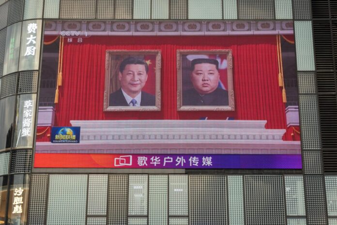 PEKÍN (China), 08/06/2026.- Transmisión en pantalla gigante en Pekín, China, de la reunión del presidente chino Xi Jinping con el líder norcoreano Kim Jong Un en Corea del Norte, el 8 de junio de 2026. 
EFE/EPA/JESSICA LEE
