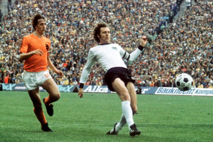 Fotografía de archivo del 7 de julio de 1974 en la que se observa a Franz Beckenbauer (d), de Alemania Federal, y a Johan Cruyff (i), de Países Bajos, disputando el balón durante la final de la Copa Mundial de la FIFA1974 entre Alemania Federal y Países Bajos en Múnich (Alemania). Alemania ganó 2-1. EFE/EPA/ARCHIVO
