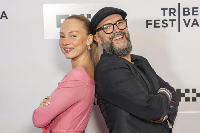 El cineasta español Hugo Ruiz posa con Ester Expósito durante el Festival de Cine de Tribeca en Nueva York, EE. UU., el 07 de junio de 2026. Expósito debutó en el Festival de Cine de Tribeca con el thriller psicológico 'Dante', un nuevo hito en su carrera de una década en cine y televisión, en la que sueña con 
