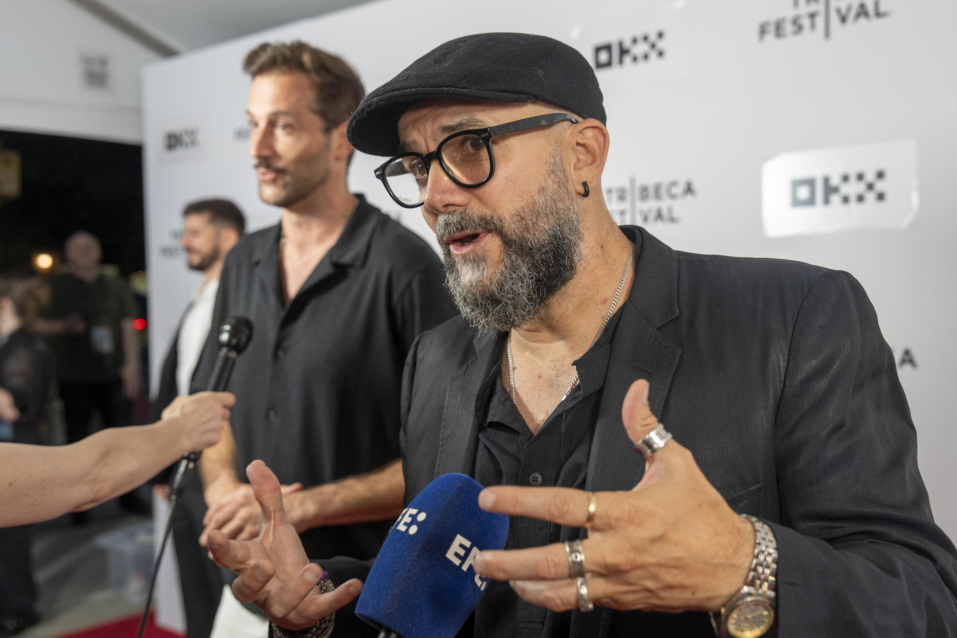El cineasta español Hugo Ruiz habla en una entrevista con EFE durante el Festival de Cine de Tribeca en Nueva York, EE.UU., el 07 de junio de 2026. El cineasta español Hugo Ruiz estrenó su segundo filme, 'Dante', un thriller psicológico con el mismo "espíritu" que su ópera prima, 'Una noche con Adela', por el que ganó el premio al Mejor Director Novel en 2023, y con un reparto "on fire", como dijo a EFE. EFE/ Angel Colmenares
