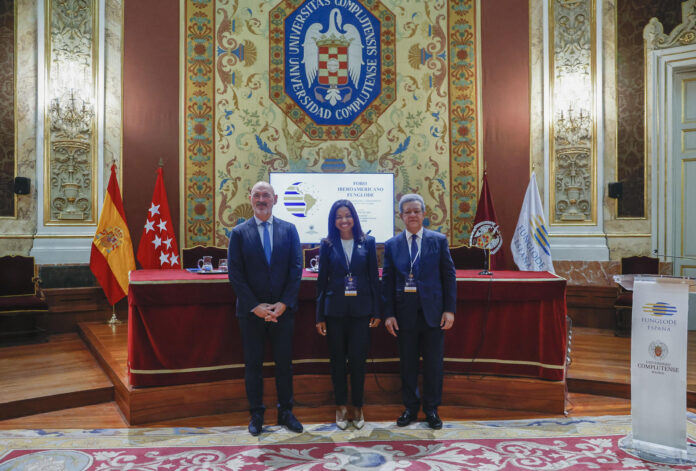 .-Ynés Vargas (d), Directora de Funglode España; Joaquín Goyache Goñi (c), Rector de la Universidad Complutense de Madrid y Leonel Fernández Reyna, ex presidente de la República Dominicana y Presidente de la Fundación Global Democracia y Desarrollo (Funglode), durante el 