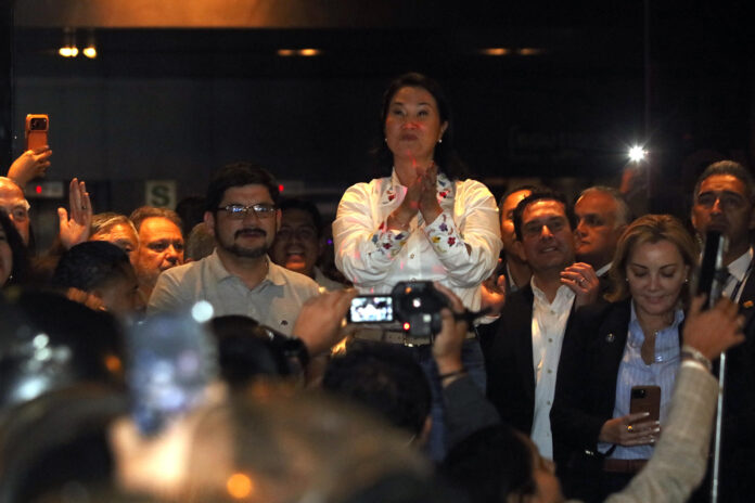 La candidata a la Presidencia de Perú Keiko Fujimori (c) celebra junto a simpatizantes tras los resultados de la segunda vuelta de las elecciones este domingo, en Lima (Perú). EFE/ Paul Vallejos
