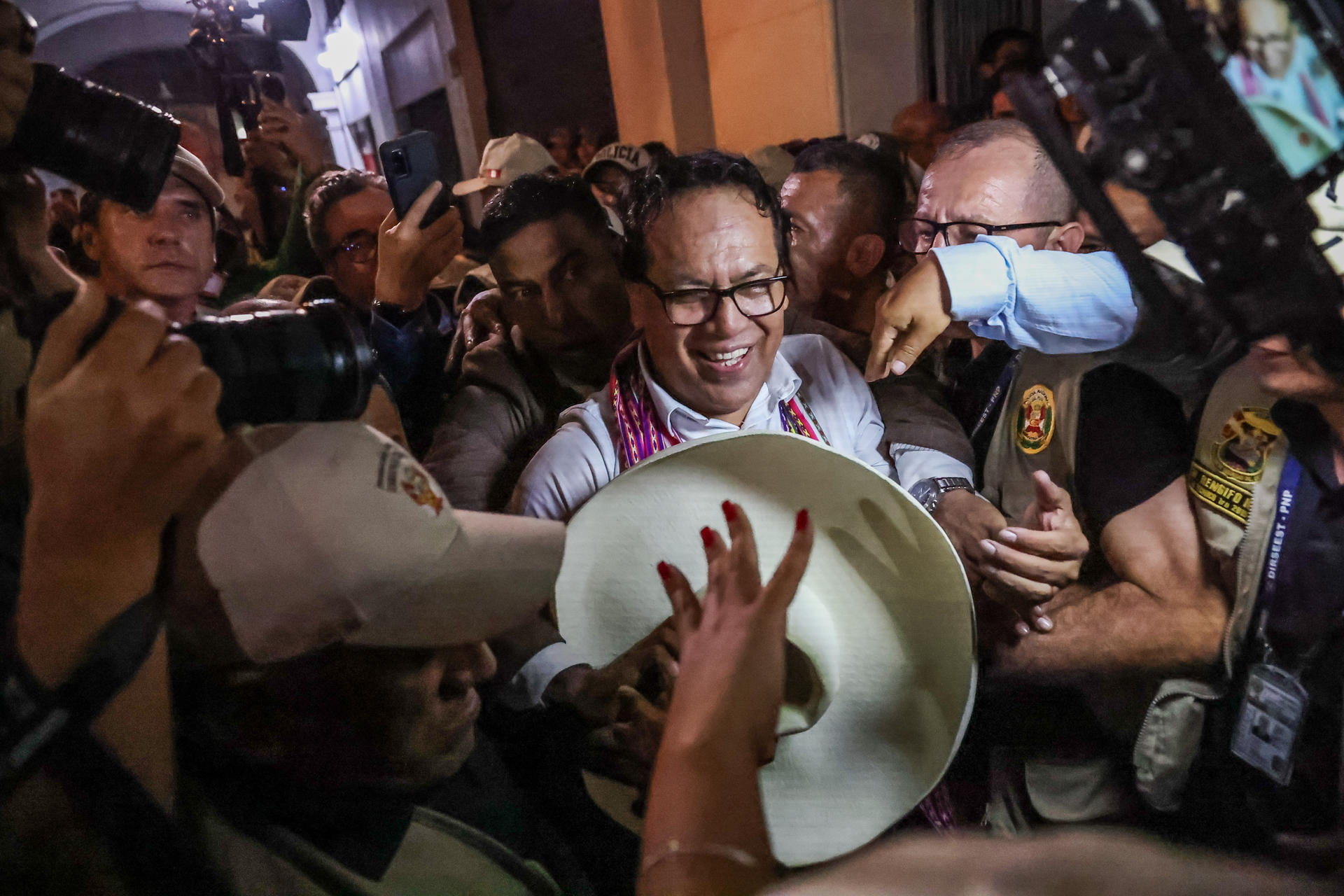 El candidato a la Presidencia de Perú Roberto Sánchez (c), en Lima (Perú). EFE/ Aldair Mejía
