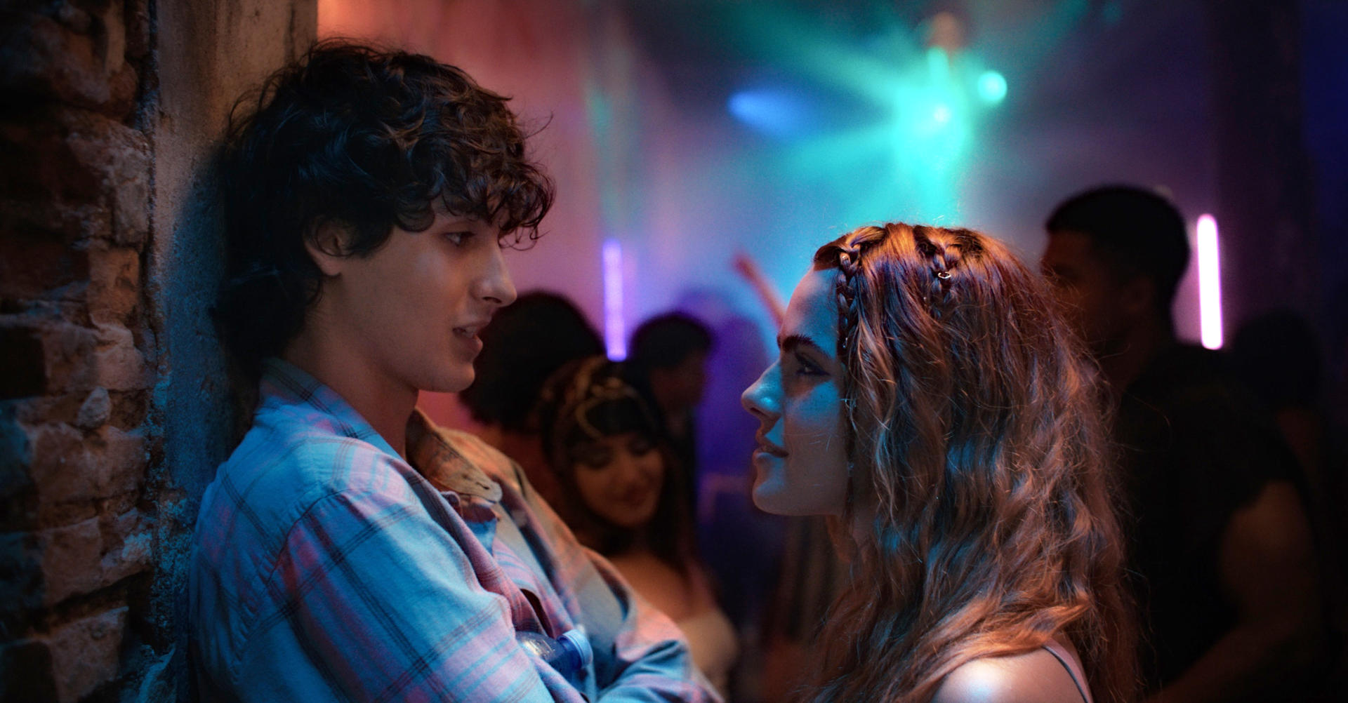 Fotograma cedido por M Ruiz Entertainment que muestra a Marcel Ruiz como Javi, y a Kiki Montilla como Kiki, durante una escena de la película 'Summer of Three' que se estrena este lunes en el festival de Tribeca, en Nueva York (EE.UU). EFE/ M Ruiz Entertainment
