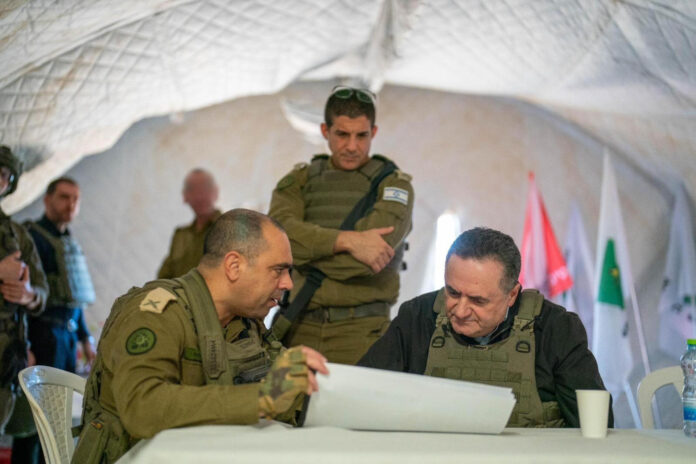FOTO ARCHIVO. El ministro de Defensa israelí, Israel Katz (d), visitó este domingo a las tropas apostadas en el sur de Líbano, dónde lanzó una advertencia al grupo chií Hizbulá, al asegurar que pagará 