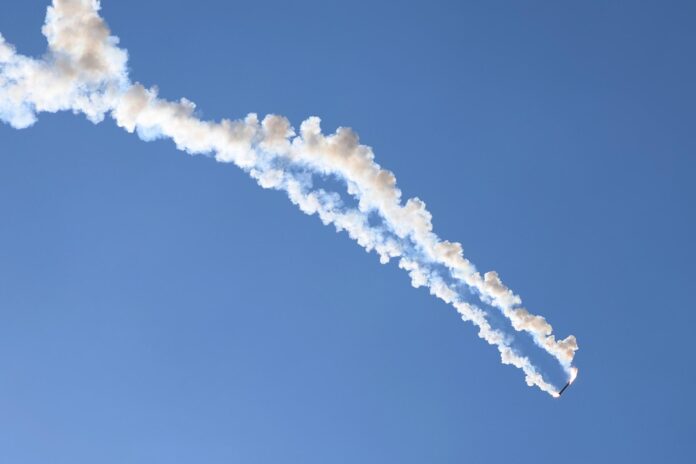 FOTO ARCHIVO. Se observa una interceptación fallida de la defensa aérea israelí desde el Alto Galilea, en el norte de Israel, (Líbano, Hizbulá/Hezbolá) EFE/EPA/ATEF SAFADI

