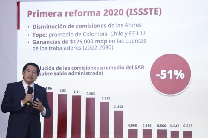 El secretario de Educación Pública, Mario Delgado, habla durante una rueda de prensa este lunes, en el Palacio Nacional de la Ciudad de México (México). EFE/ Sáshenka Gutiérrez
