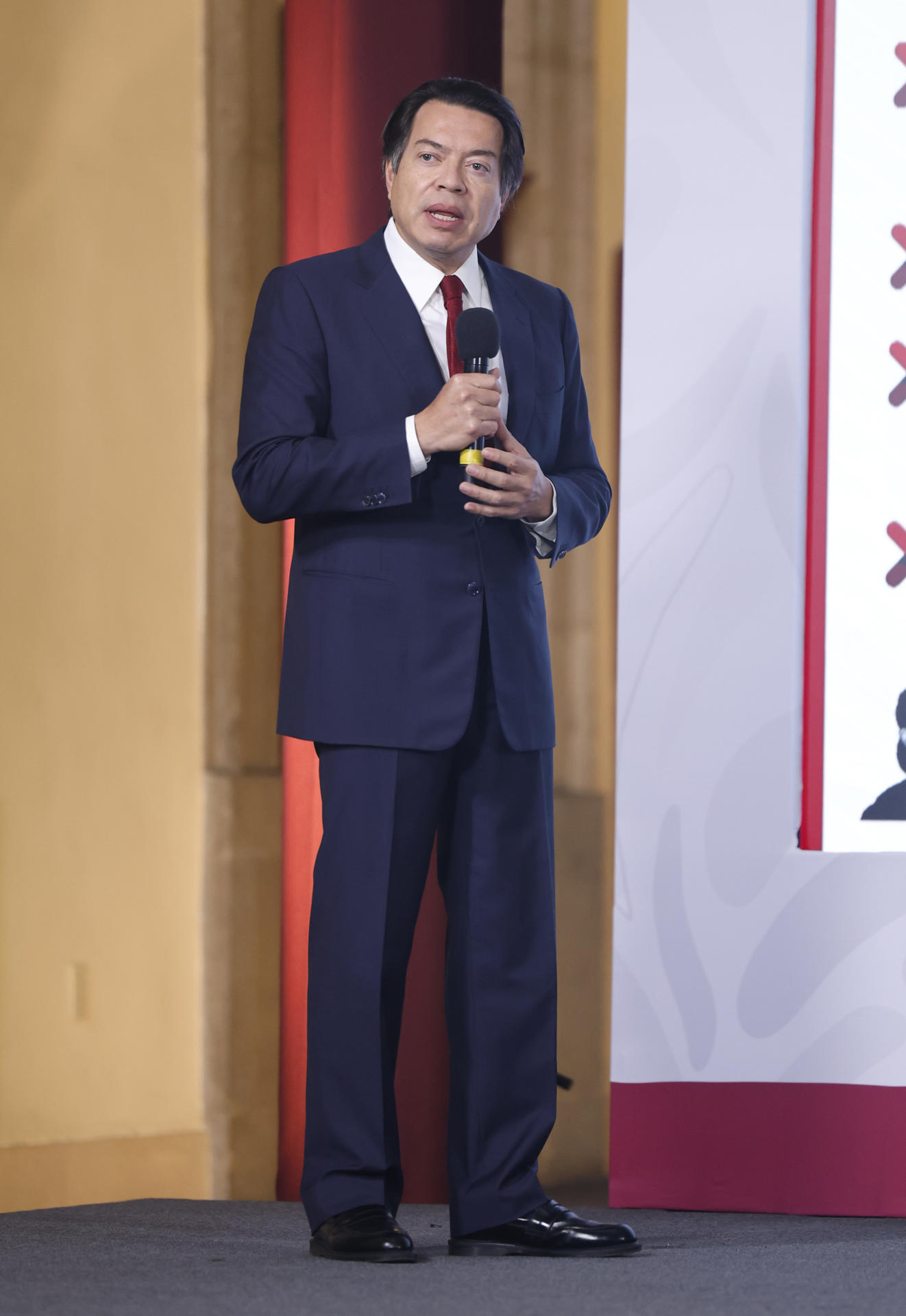 El secretario de Educación Pública, Mario Delgado, habla durante una rueda de prensa este lunes, en el Palacio Nacional de la Ciudad de México (México). EFE/ Sáshenka Gutiérrez
