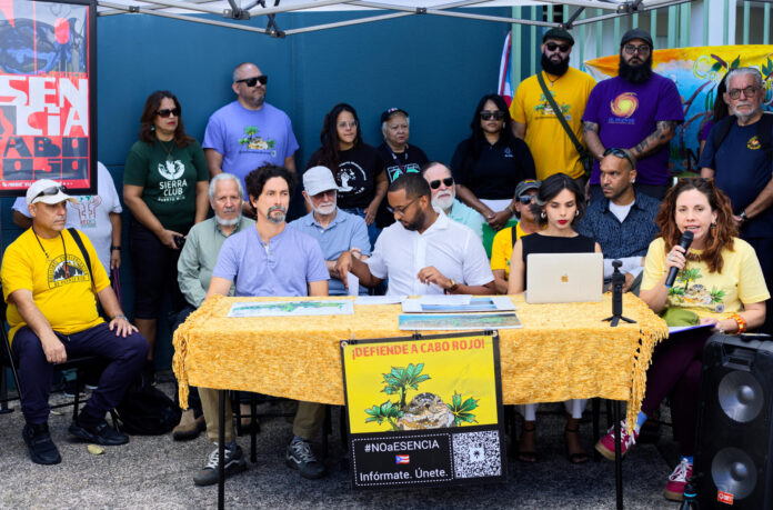 Activistas de la coalición Defiende a Cabo Rojo participan en una protesta contra los permisos de construcción en las inmediaciones de las playas en San Juan (Puerto Rico). Imagen de archivo. EFE/ Thais Llorca

