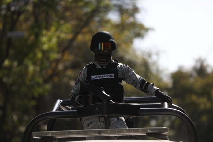 Agentes de las fuerzas de seguridad detuvieron este lunes en el estado mexicano de Sonora (norte) a Hugo 'N', alias 'El 01', un presunto criminal acusado de realizar ataques con drones contra grupos rivales o autoridades, así como de delitos de 