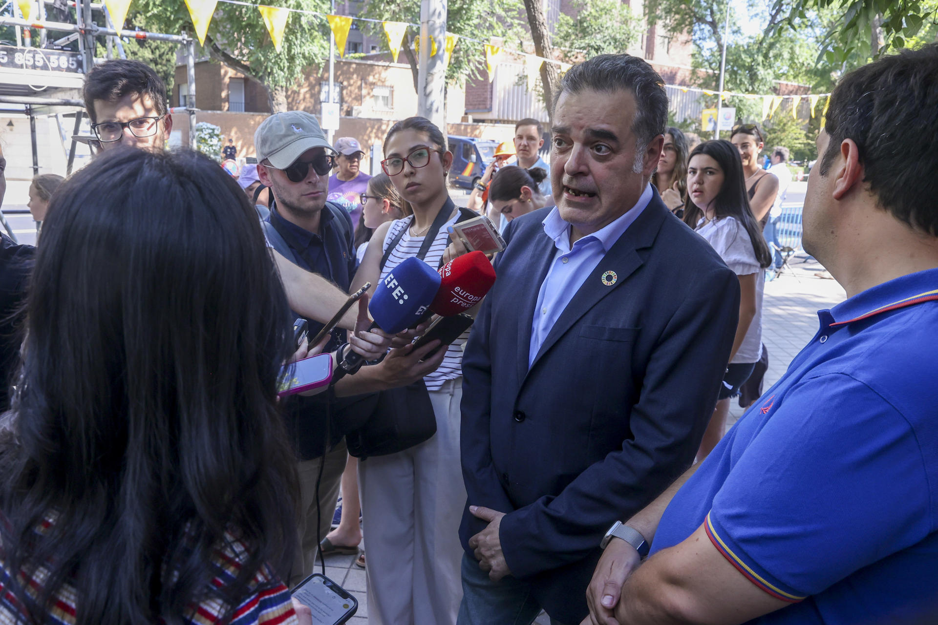 - El presidente de la Asociación Nacional de Infancia Robada (ANIR), Juan Cuatrecasas, ofrece declaraciones tras la reunión con el papa León XIV en la Nunciatura Apostólica en Madrid este lunes, durante su visita a España. EFE/ Víctor Lerena
