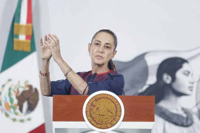 La presidenta de México, Claudia Sheinbaum, habla durante una rueda de prensa este lunes, en el Palacio Nacional de la Ciudad de México (México). EFE/ Sáshenka Gutiérrez
