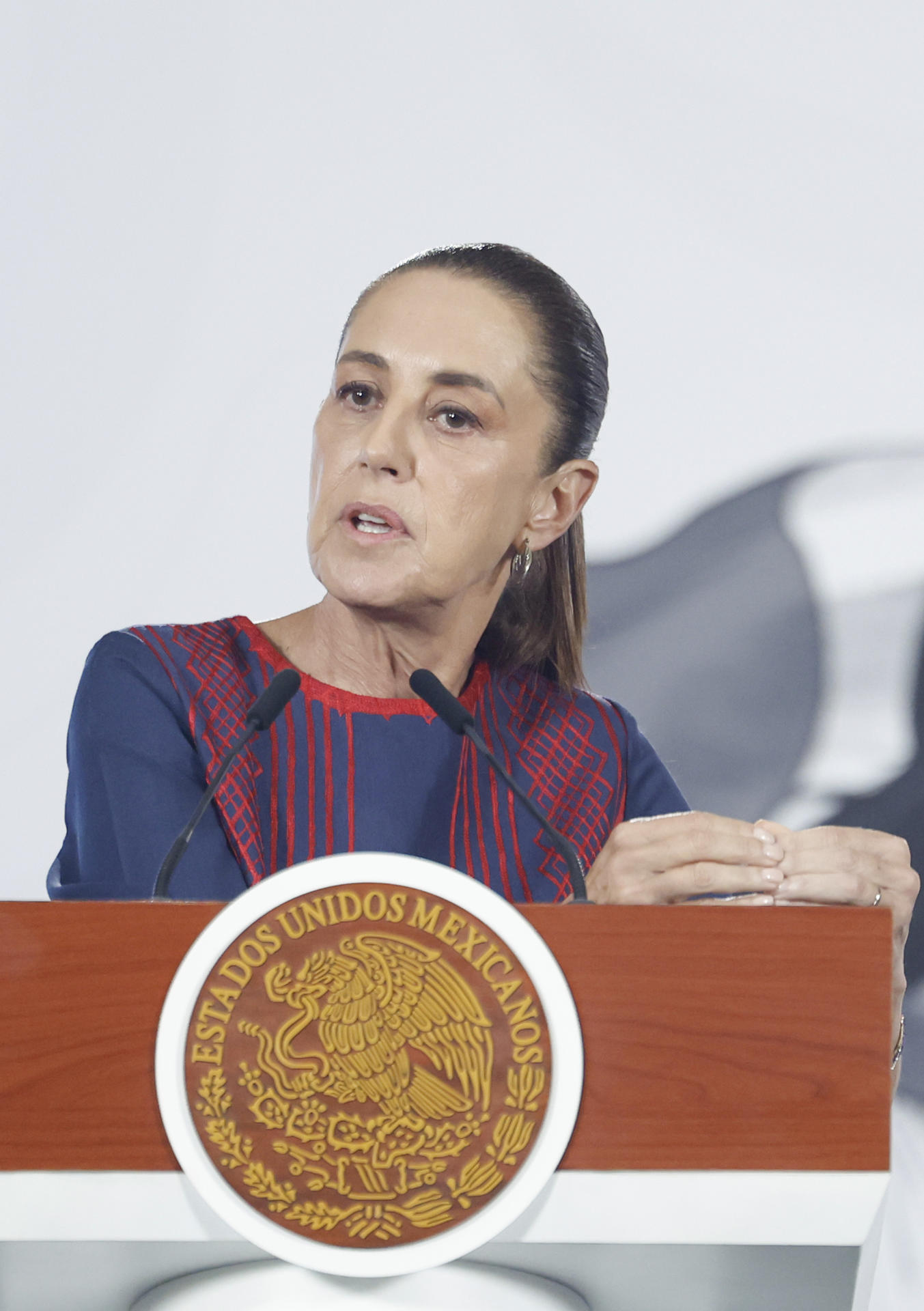 La presidenta de México, Claudia Sheinbaum, habla durante una rueda de prensa este lunes, en el Palacio Nacional de la Ciudad de México (México). EFE/ Sáshenka Gutiérrez