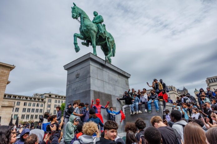 - Una persona disfrazada del personaje ficticio Spider-Man se une a una manifestación de estudiantes y profesores en Bruselas, Bélgica, el 08 de junio de 2026, protestando por una controvertida reforma educativa propuesta por Valerie Glatigny, vicepresidenta y ministra de Educación y Promoción Social de la Federación Valona-Bruselas francófona. La medida de austeridad propuesta busca compensar el déficit aumentando las tasas de matrícula en la educación superior. (Protestas, Bélgica, Bruselas) EFE/EPA/OLIVIER MATTHYS
