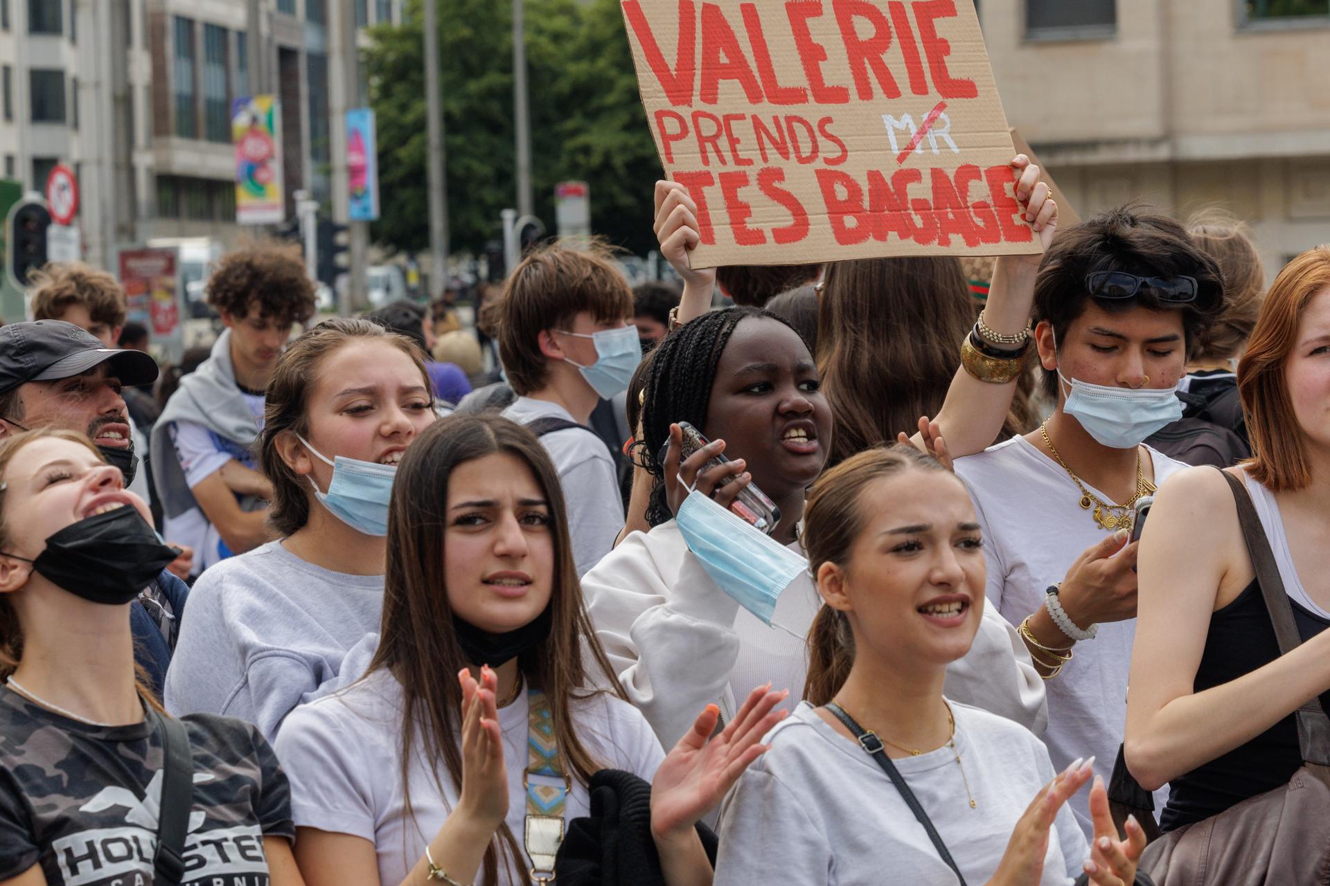 - Los estudiantes participan en una manifestación en Bruselas, Bélgica, el 08 de junio de 2026, protestando contra una controvertida reforma educativa propuesta por Valerie Glatigny, vicepresidenta y ministra de Educación y Promoción Social de la Federación Valonia-Bruselas francófona. La medida de austeridad propuesta busca compensar el déficit aumentando las tasas de matrícula de la educación superior. (Protestas, Bélgica, Bruselas) EFE/EPA/OLIVIER MATTHYS
