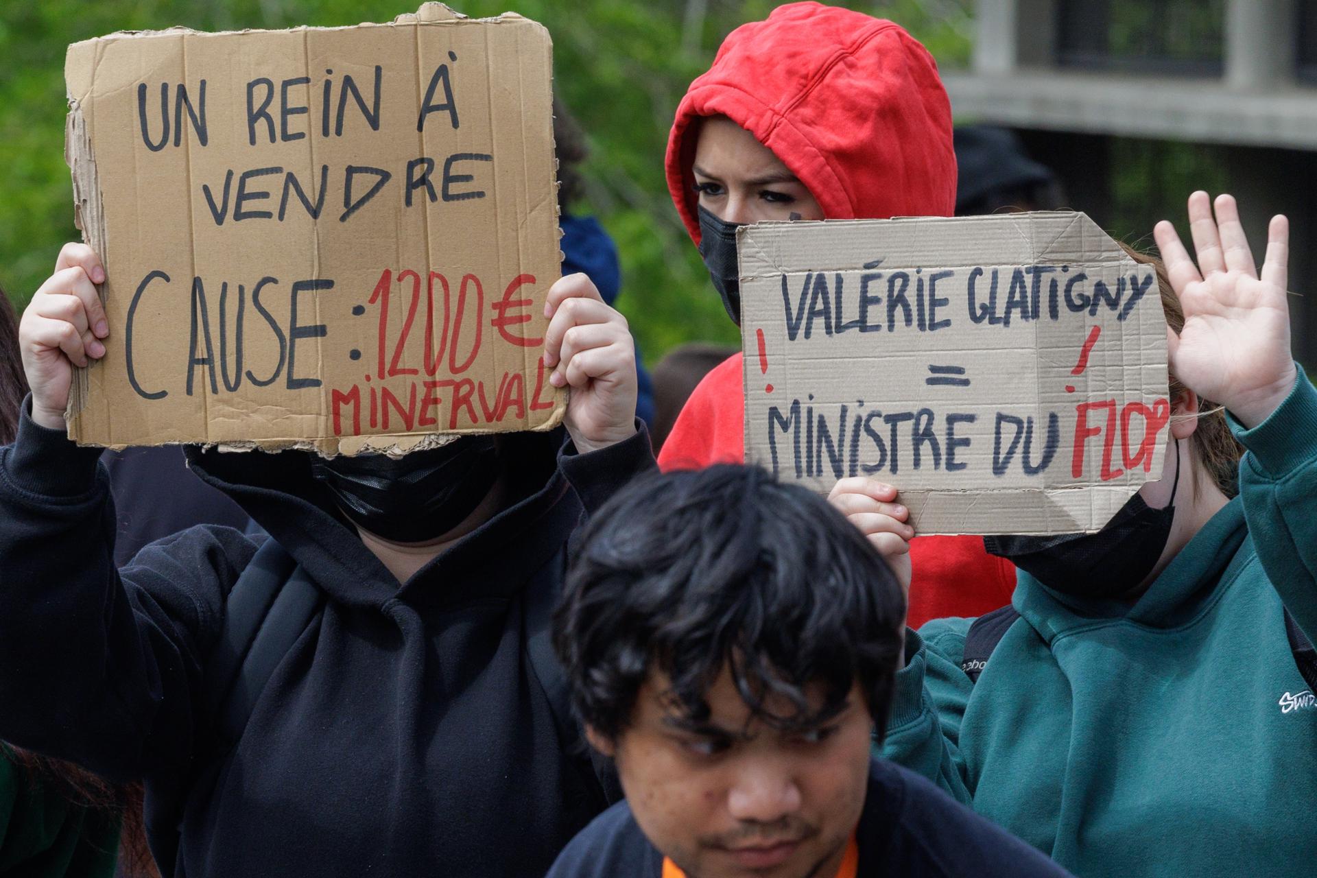 Los estudiantes participan en una manifestación en Bruselas, Bélgica, el 8 de junio de 2026, protestando contra una controvertida reforma educativa propuesta por Valerie Glatigny, vicepresidenta y ministra de Educación y Promoción Social de la Federación Valona-Bruselas francófona. La medida de austeridad propuesta busca compensar el déficit aumentando las tasas de matrícula de la educación superior. (Protestas, Bélgica, Bruselas) EFE/EPA/OLIVIER MATTHYS
