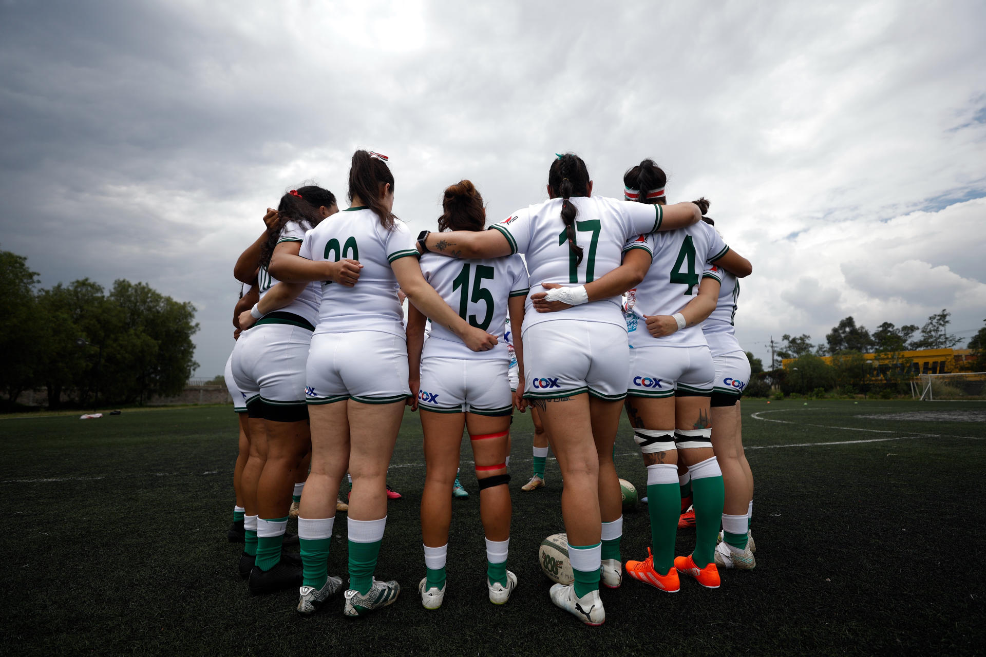 Jugadoras de la selección de México hablan previo a un partido de rugby con la selección de Trinidad y Tobago, en Ciudad de México (México). EFE/ Sáshenka Gutiérrez