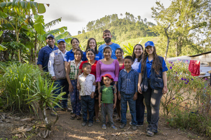Fotografía del 25 de julio de 2025 cedida por Giulio d'Adamo de WFP que muestra a la joven monitora rural Wendy posando junto familiares y personal del Programa Mundial de Alimentos durante una visita a una comunidad agrícola en Jocotán, departamento de Chiquimula (Guatemala). EFE/ Giulio D'adamo/ WFP
