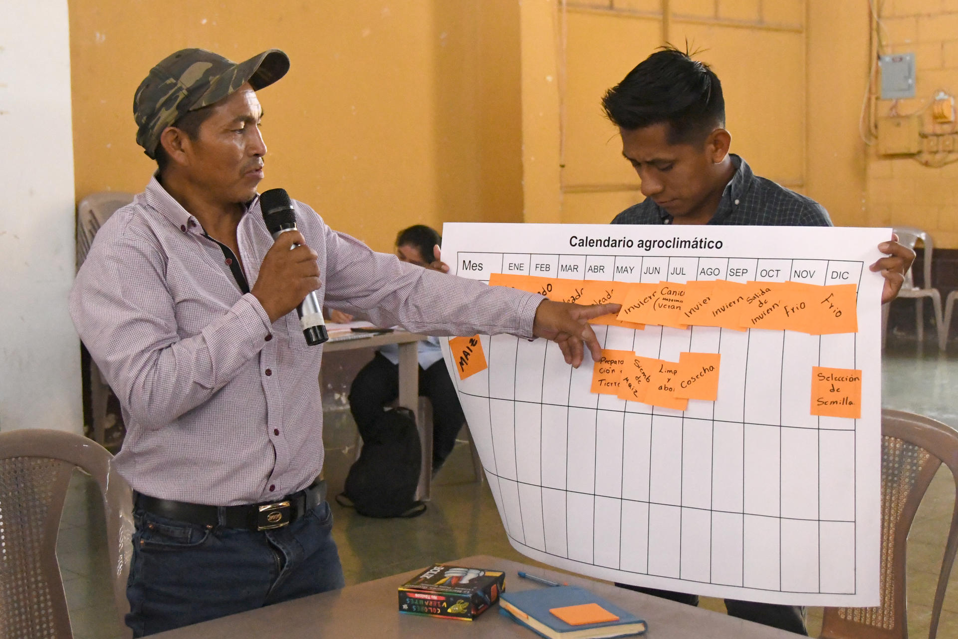 Fotografía del 19 de mayo de 2026 que muestra a agricultores de comunidades del corredor seco de Jalapa, recibiendo capacitaciones en Tecnología y Monitoreo Climático, en San Pedro Pinula (Guatemala). EFE/ Álex Cruz