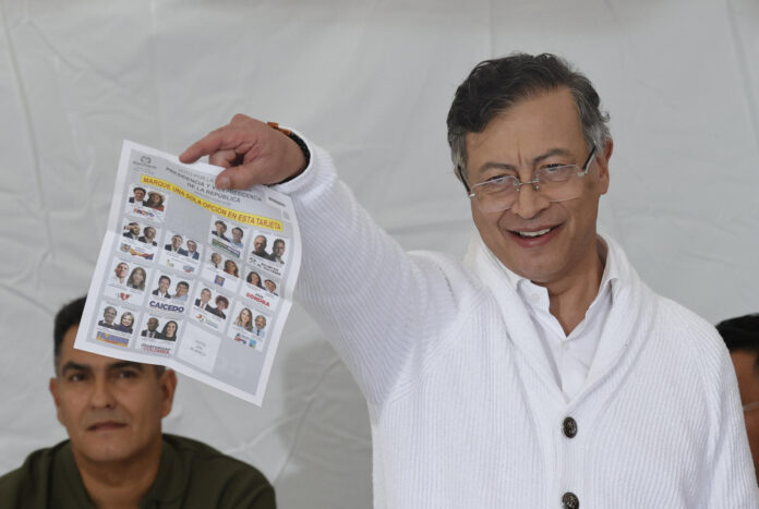 Fotografía de archivo, tomada el pasado 31 de mayo, en la que se captó al presidente de Colombia, Gustavo Petro, tras votar en la primera vuelta de las elecciones presidenciales de su país, en Bogotá (Colombia). EFE/Mauricio Dueñas
