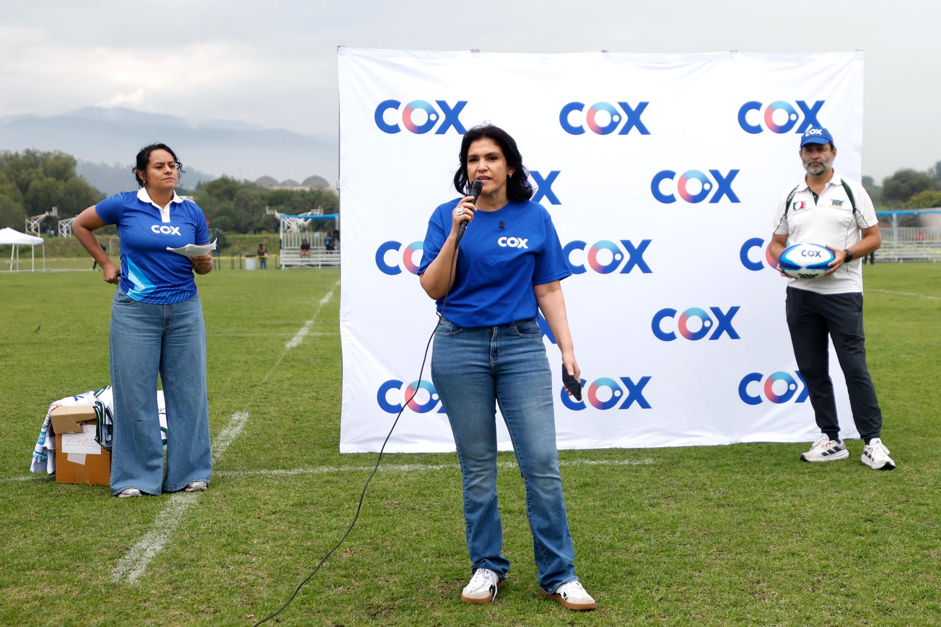 La directora de Comunicación y Responsabilidad Social de Cox México, Paola Martínez, habla previo a un partido de rugby en Ciudad de México (México). EFE/ Sáshenka Gutiérrez
