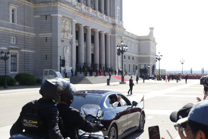 - El papa León XIV a su llegada a la catedral de la Almudena de Madrid este lunes, donde se celebra una misa y un homenaje a la Virgen de la Almudena durante su visita a España. EFE/ María Aguilella Pardo
