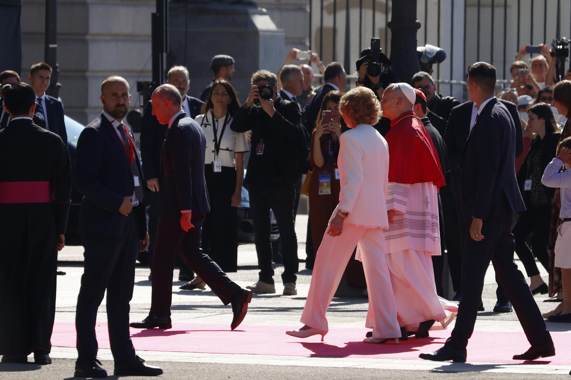 El papa León XIV y la reina Sofía, a su llegada a la catedral de la Almudena de Madrid este lunes, donde se celebra oración y un homenaje a la Virgen de la Almudena en honor a la patrona de Madrid. EFE/ María Aguilella Pardo