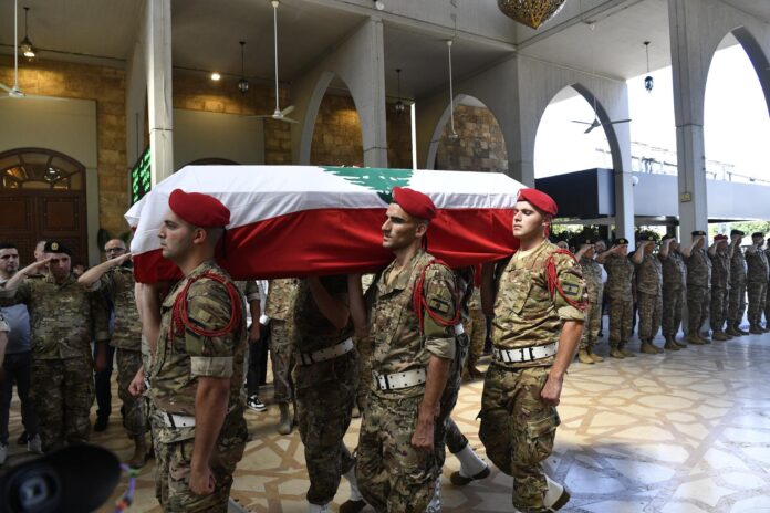 Soldados libaneses portan el féretro del general de brigada libanés Wissam Sabra durante una procesión fúnebre frente al Hospital Militar en Beirut, Líbano, el 07 de junio de 2026. Un general de brigada libanés, un capitán y un soldado murieron en un ataque israelí a un vehículo militar en la carretera Khardali-Nabatieh en el sur del Líbano el 06 de junio. (Líbano) EFE/EPA/ABBAS SALMAN
