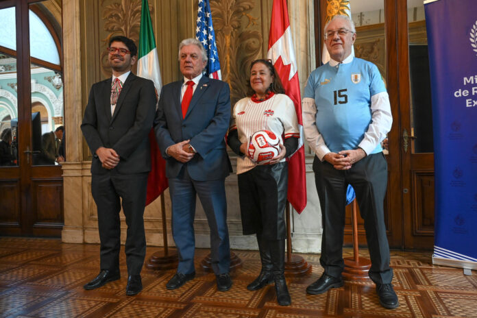 El encargado de negocios de la embajada de México en Uruguay, Andrés Ruiz (i), el embajador de Estados Unidos en Uruguay, Lou Rinaldi; la embajadora de Canadá en Uruguay, Carmen Sorger; y el canciller de Uruguay, Mario Lubetkin (d), participaron este lunes en Montevideo en la presentación de las sedes que acogerán a la selección Celeste de fútbol durante el Mundial. EFE/ Federico Gutiérrez
