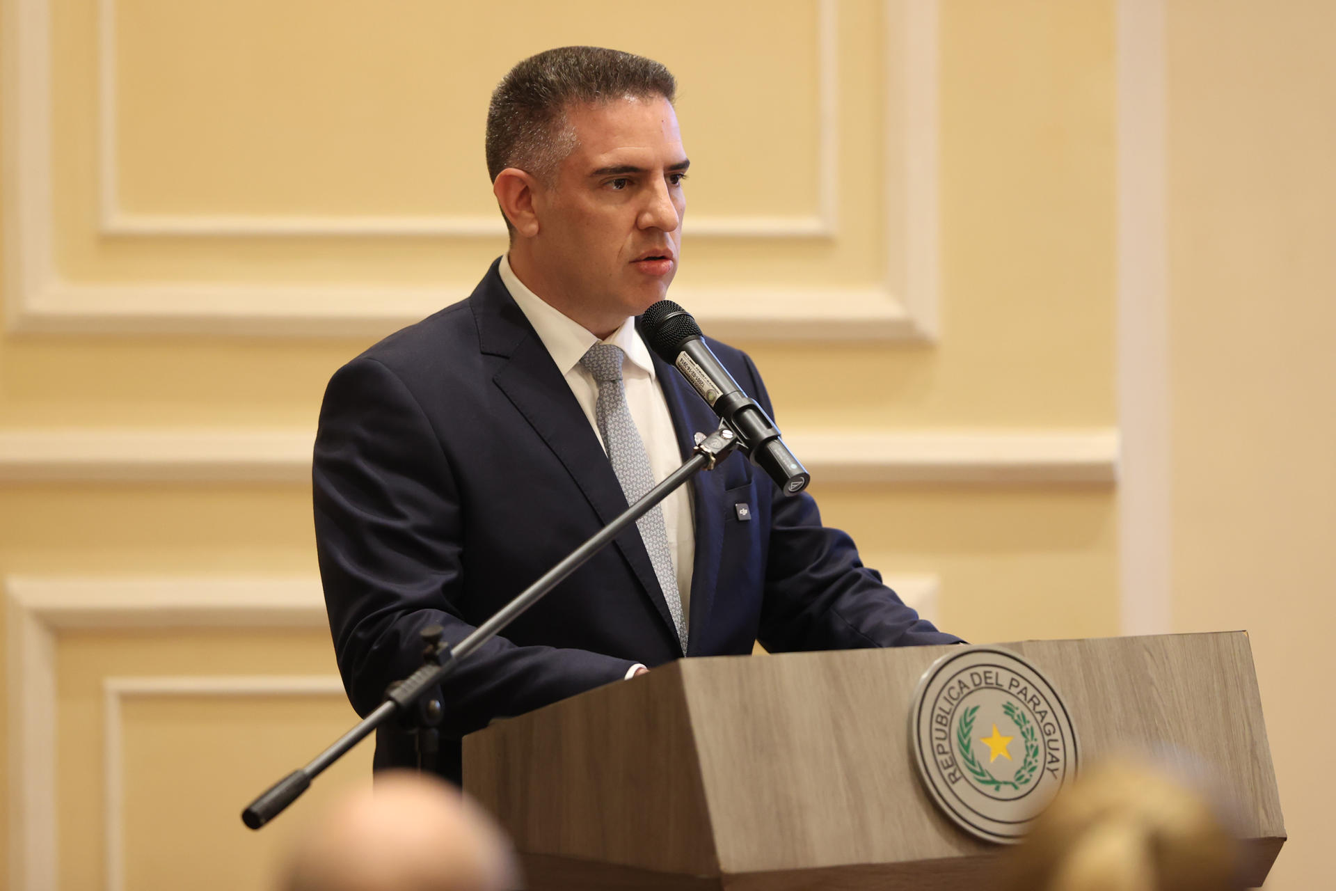 El ministro de Tecnologías de la Información y Comunicaciones de Paraguay, Gustavo Villate, fue captado este 8 de junio, durante el lanzamiento del programa para dotar de internet a las escuelas del país a través del servicio Starlink, en Asunción (Paraguay). EFE/Juan Pablo Pino

