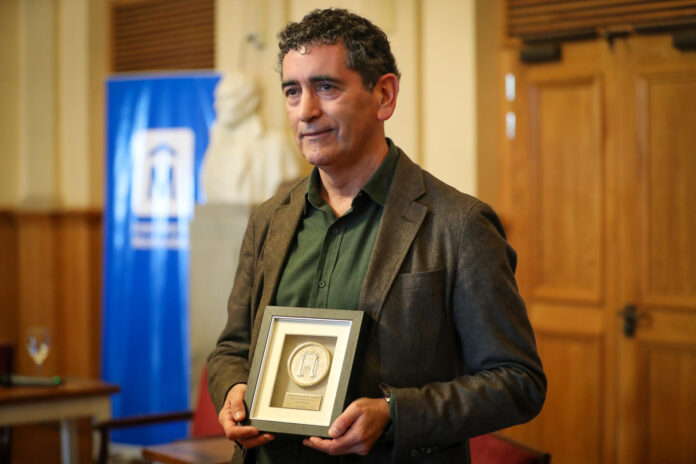 El director y dramaturgo español Juan Mayorga fue captado este 8 de junio tras ser condecorado como Ciudadano Ilustre de la ciudad de Montevideo, en el Teatro Solís de la capital uruguaya. EFE/Raúl Martínez
