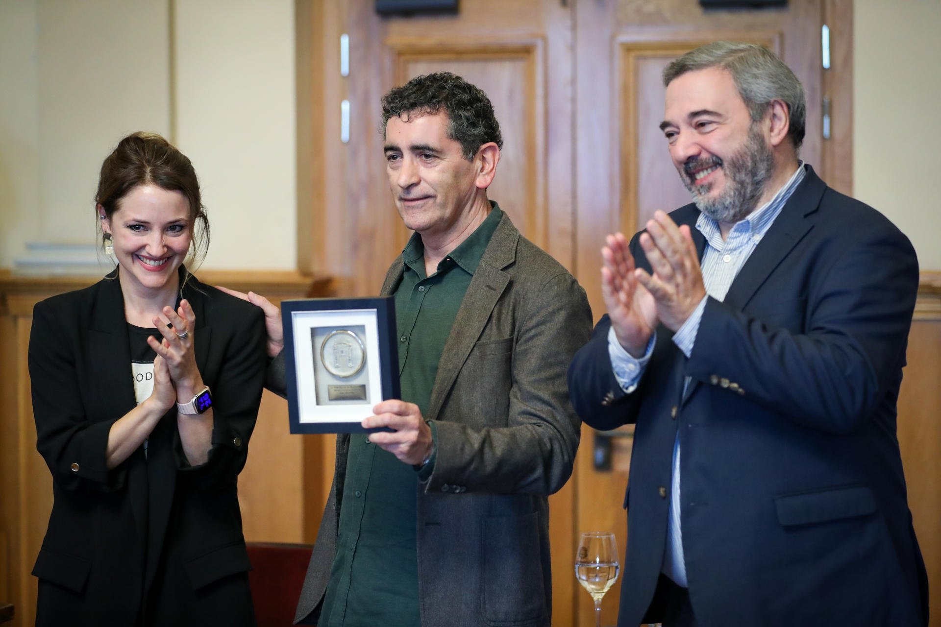 El director y dramaturgo español Juan Mayorga (c) fue captado este 8 de junio tras ser condecorado como Ciudadano Ilustre de la ciudad de Montevideo, junto a la directora de Cultura de la Intendencia de Montevideo, Débora Quiring (i), y al intendente, Mario Bergara, en el Teatro Solís de la capital uruguaya. EFE/Raúl Martínez
