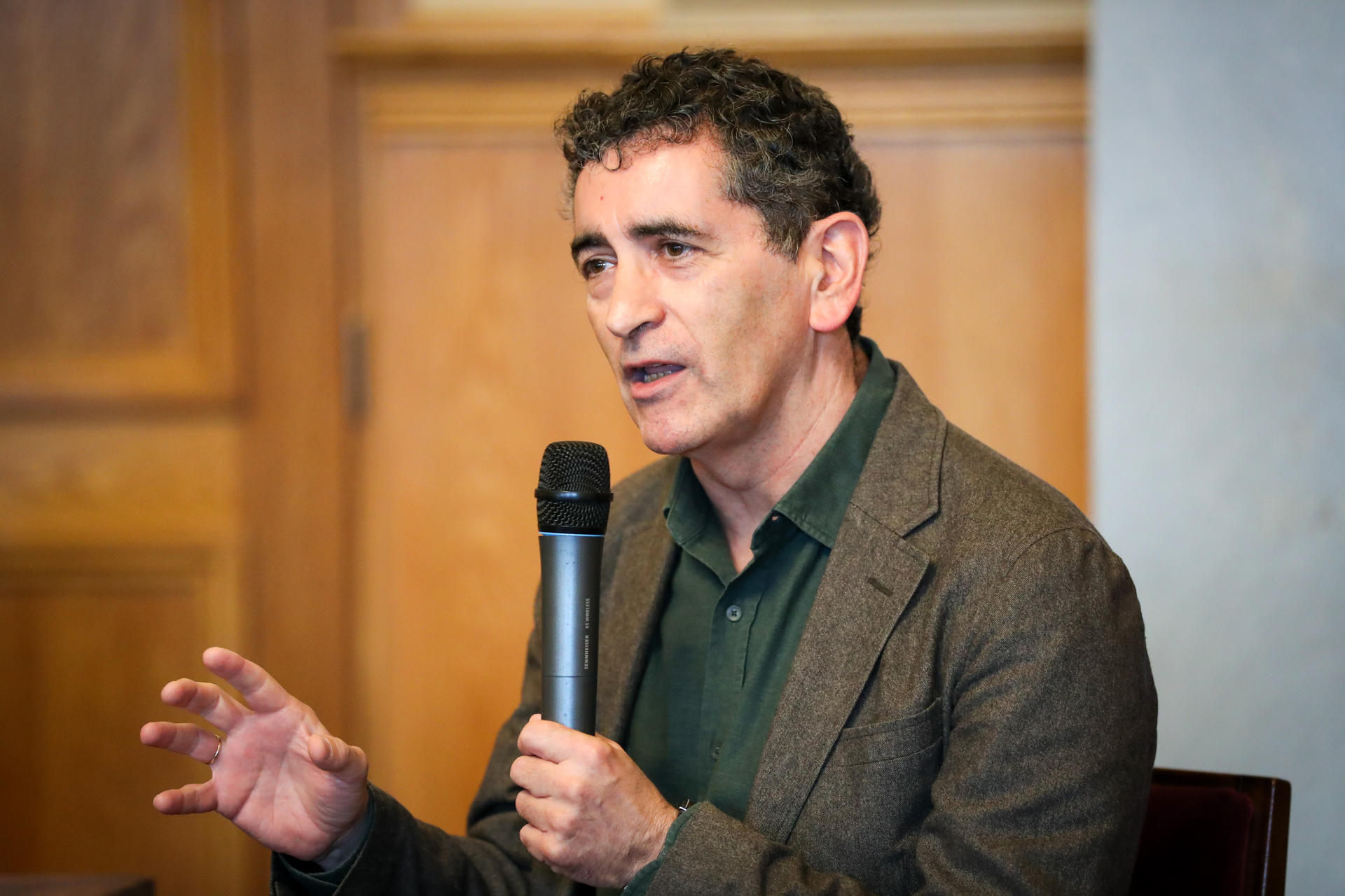 El director y dramaturgo español Juan Mayorga fue captado este 8 de junio al expresar su agradecimiento luego de ser condecorado como Ciudadano Ilustre de la ciudad de Montevideo, en el Teatro Solís de la capital uruguaya. EFE/Raúl Martínez
